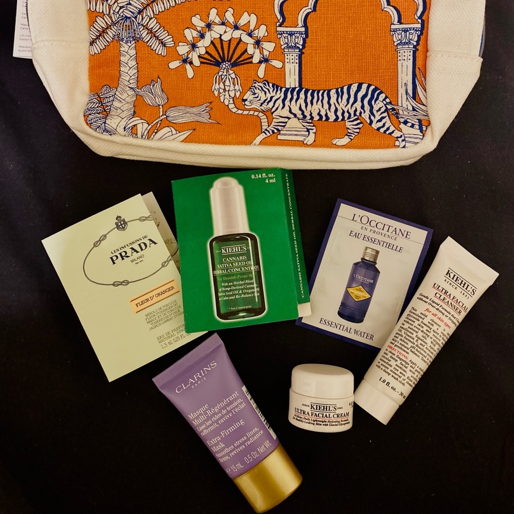 NEW Luxury Skincare Set (6 Products + 1 Makeup Bag)